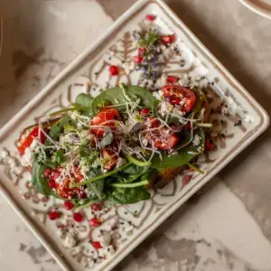 SOMA Wuppertal – Avocado-Toast mit Spinat, Tomaten und Feta