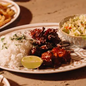 SOMA Wuppertal – Knuspriges Hähnchen mit Reis und Krautsalat