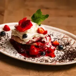 SOMA Wuppertal – Pancakes mit Beeren und Sahne