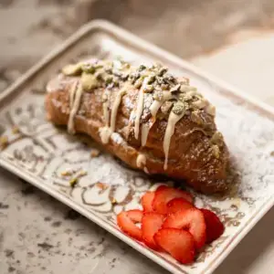 SOMA Wuppertal – Pistazien-Croissant mit Erdbeeren